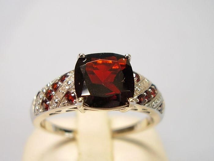 GRANAT - DIAMANTRING SILVER 925.