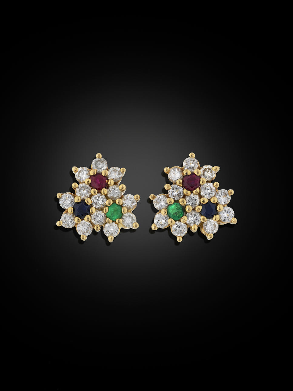 ÖRHÄNGEN, 18 kt guld, föreställande små blommor med 26 briljanter ca 0.75 ct, 2 safirer, 2 rubiner och 2 smaragder.