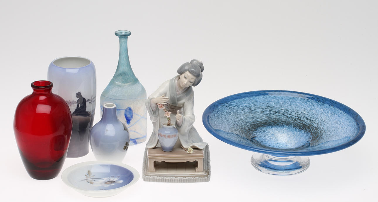 PARTI GLAS och KERAMIK, 7 delar, bla Bertil Vallien och Royal Copenhagen och Ladro.