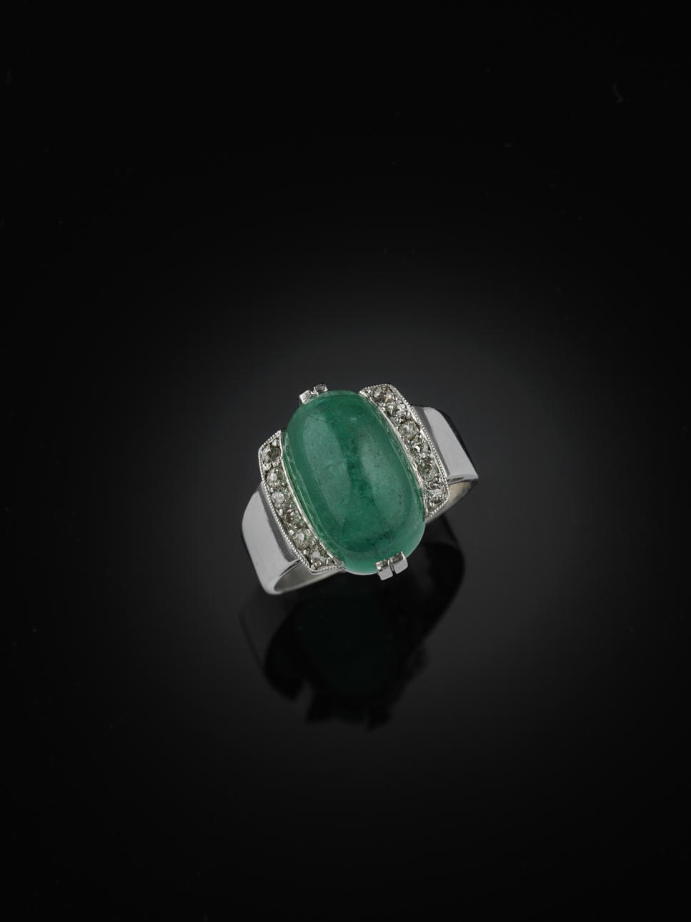 RING, platina med en cabochonslipad smaragd (D1) samt 12 mindre gammalslipade briljanter.