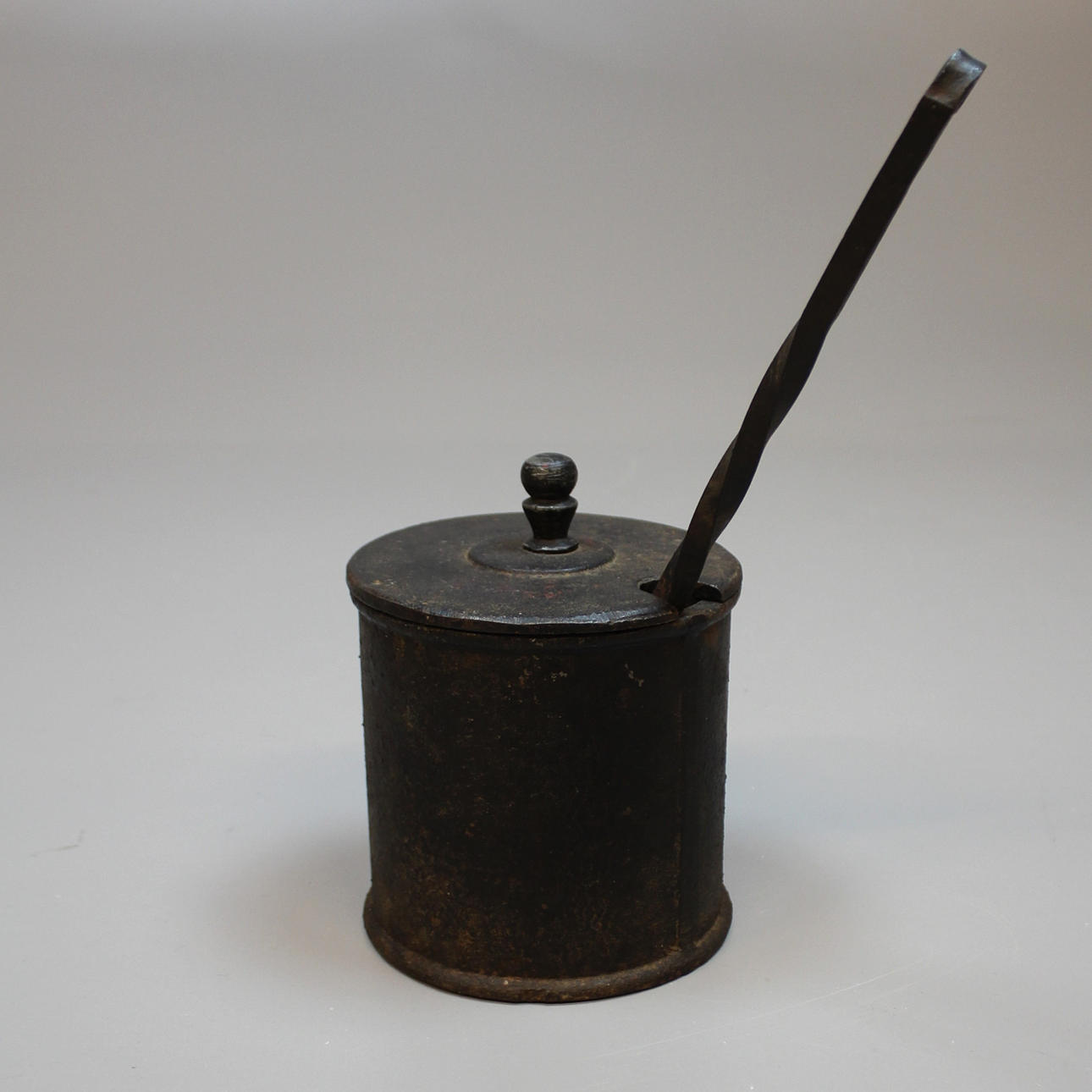 BURK med lock, för eld. Gjutjärn.