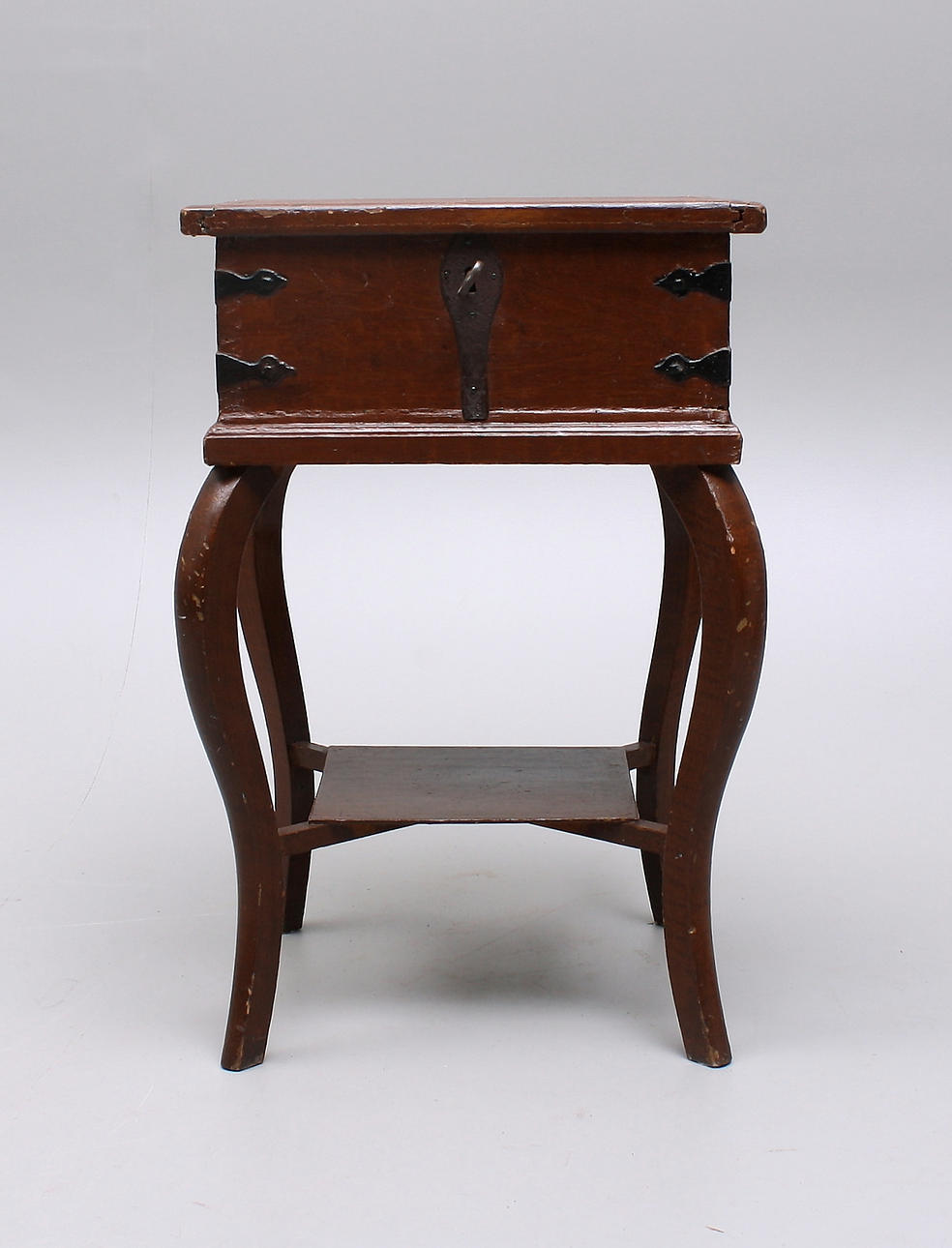 SKRIN PÅ BENSTÄLLNING, trä, 1800-tal.