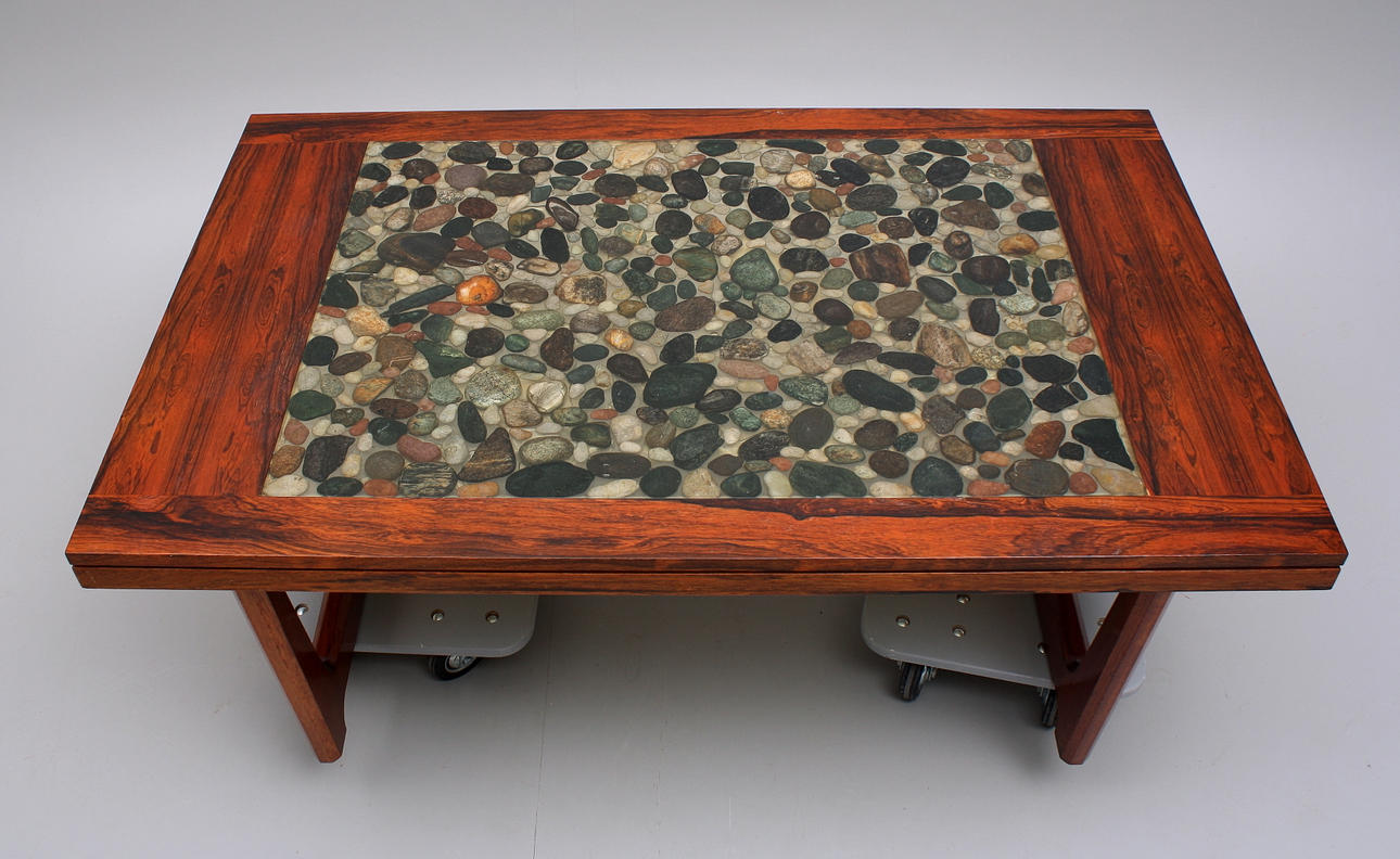 SOFFBORD , palisander fanér, infälld skiva med stenar.