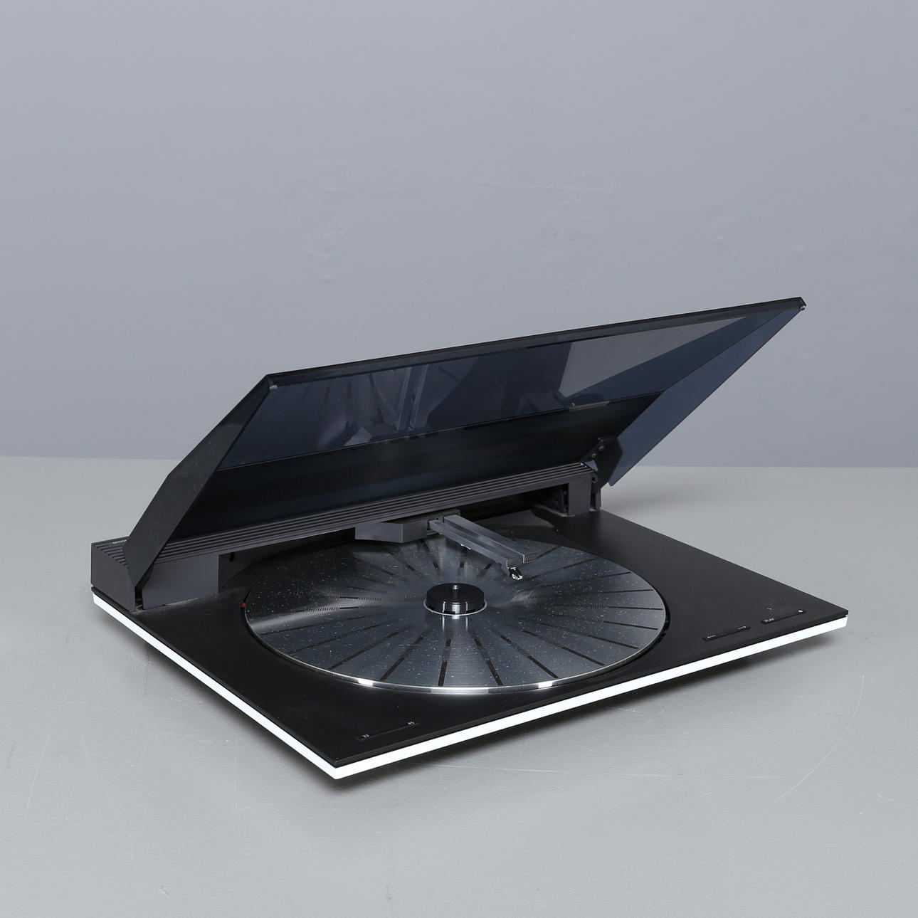 LEVYTTÄJÄ, Bang & Olufsen Beogram 4500, Tanska.