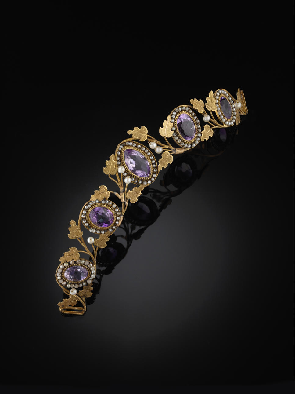 DIADEM, 14 kt guld med 5 doserade ametister, små pärlor (flertalet genomborrade) samt små imitationspärlor.
