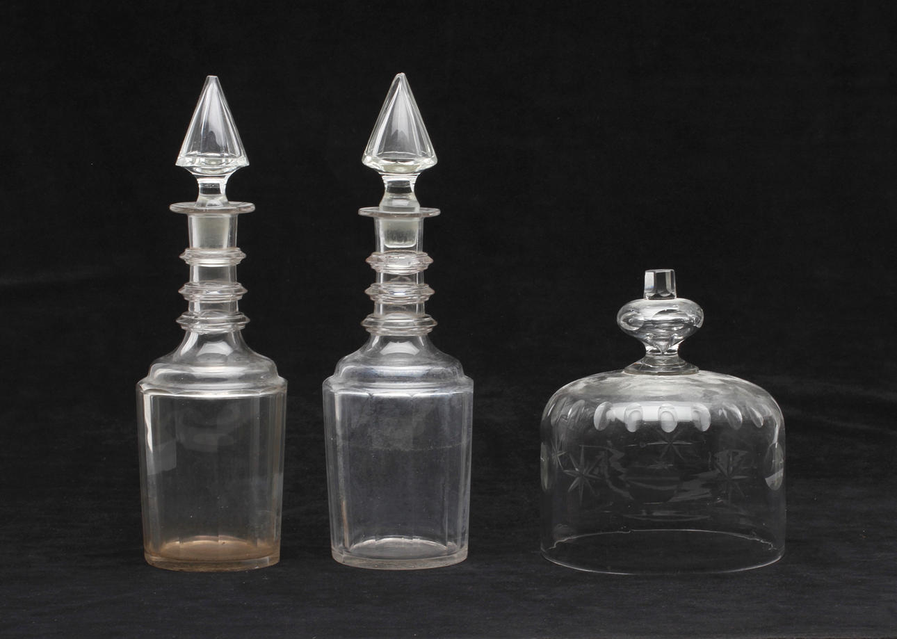 KARAFFER samt OSTKUPA, glas, 1800/1900-tal.