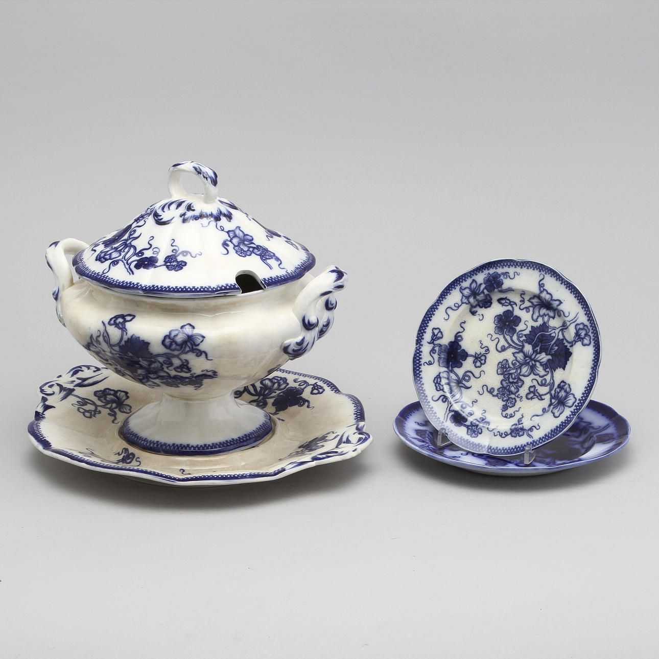 MATSERVIS "JAPAN/KRASSE" med mönster i flytande blått, 17 delar, Gustavsberg 1800-talets senare hälft.