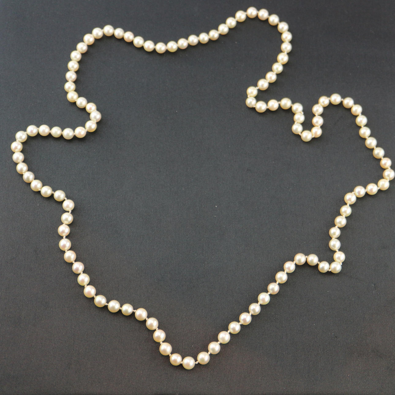 LÅNGT PÄRLHALSBAND.