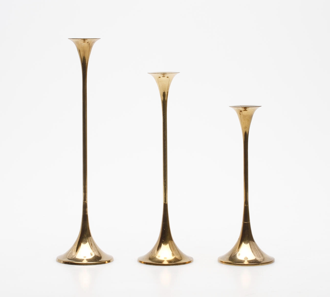 LJUSSTAKAR, 3 st, mässing, trumpetform, 1900-tal.