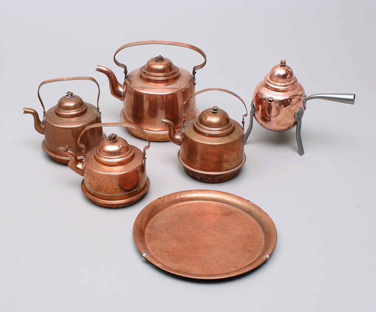 KOPPARFÖREMÅL, 6 st, kaffekannor + bricka.
