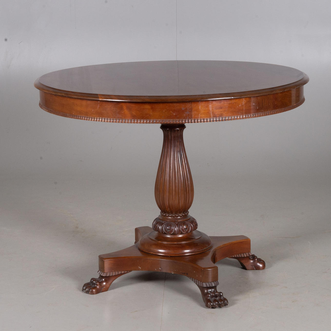 MESA DE CENTRO, caoba con patas de león.