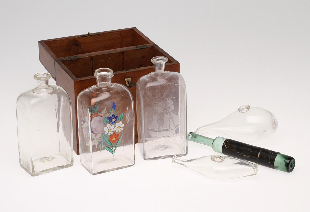 FLASKOR 3 st i schatull, flaska samt nappflaskor 2 st, 1800/1900-tal.
