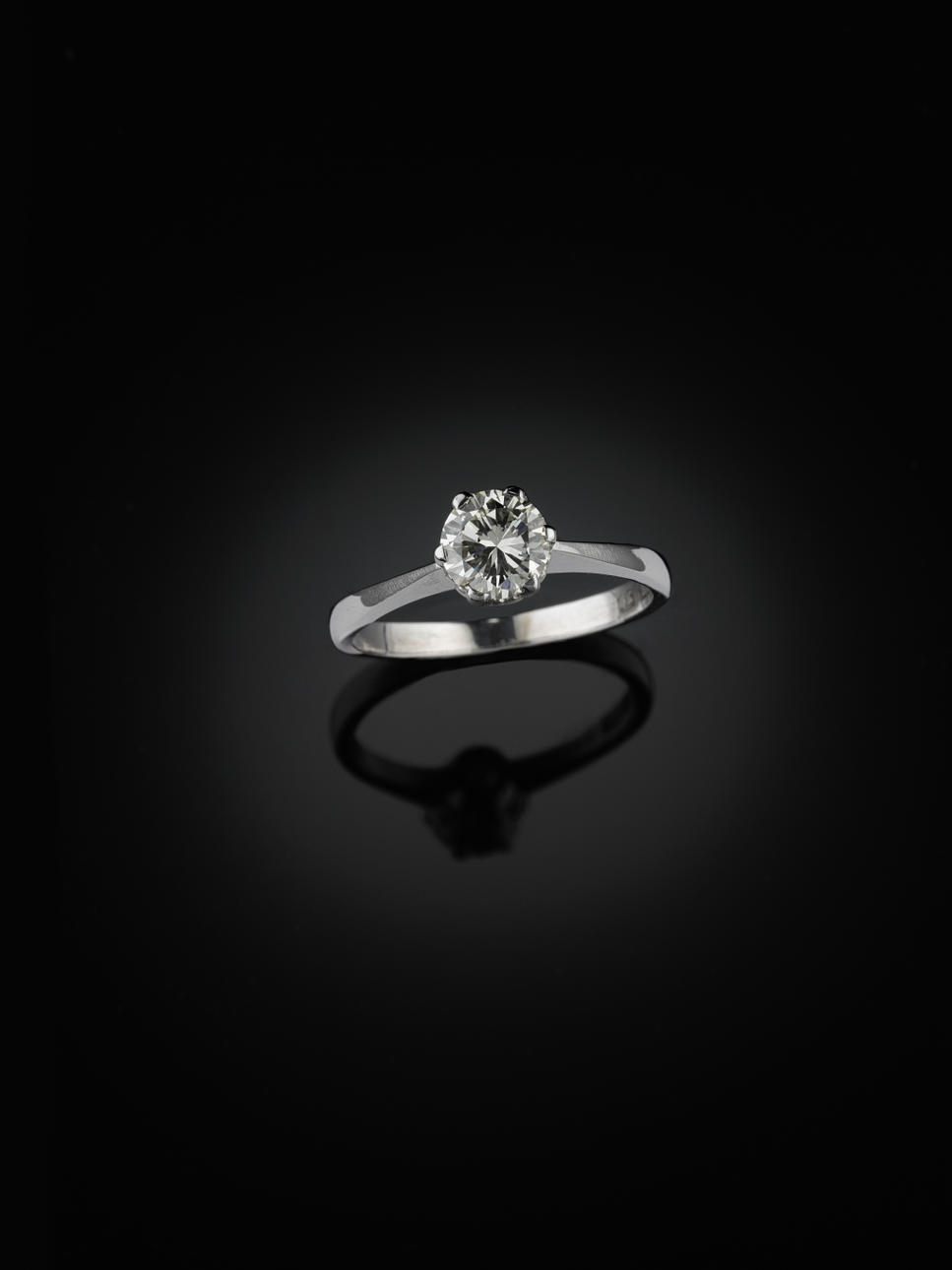 ENSTENSRING, 18 kt vitguld med en briljant 0.83 ct, enligt gravyr.