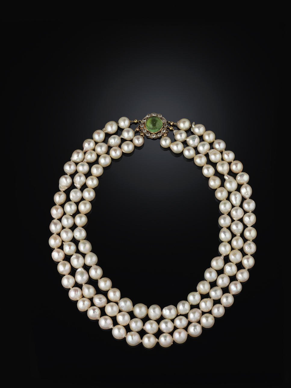 PÄRLCOLLIER, 114 barocka odlade pärlor, 8- 9.5 mm, i tre rader. Lås i 18 kt guld med en cabochonslipad grön turmalin och 12 vita stenar. Stämplat HE (Engelbert), Stockholm 1969.