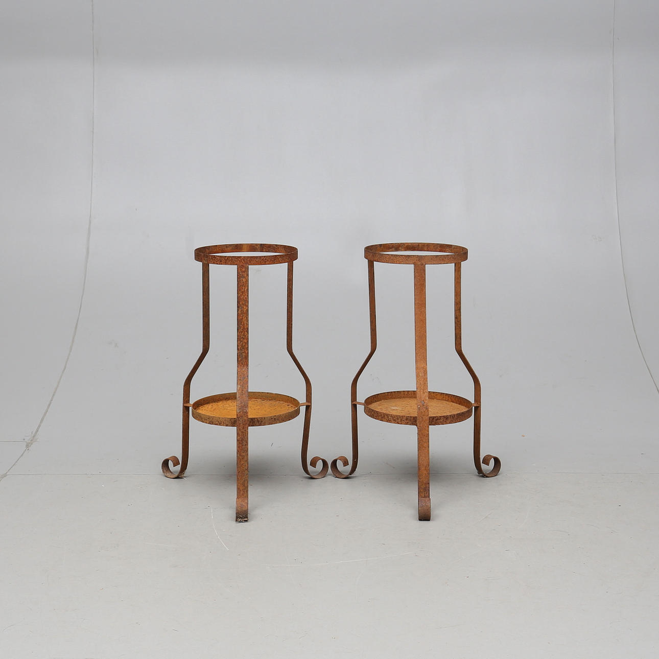 BLOMPIEDESTALER, 2 st, patinerad metall, 2000-tal.