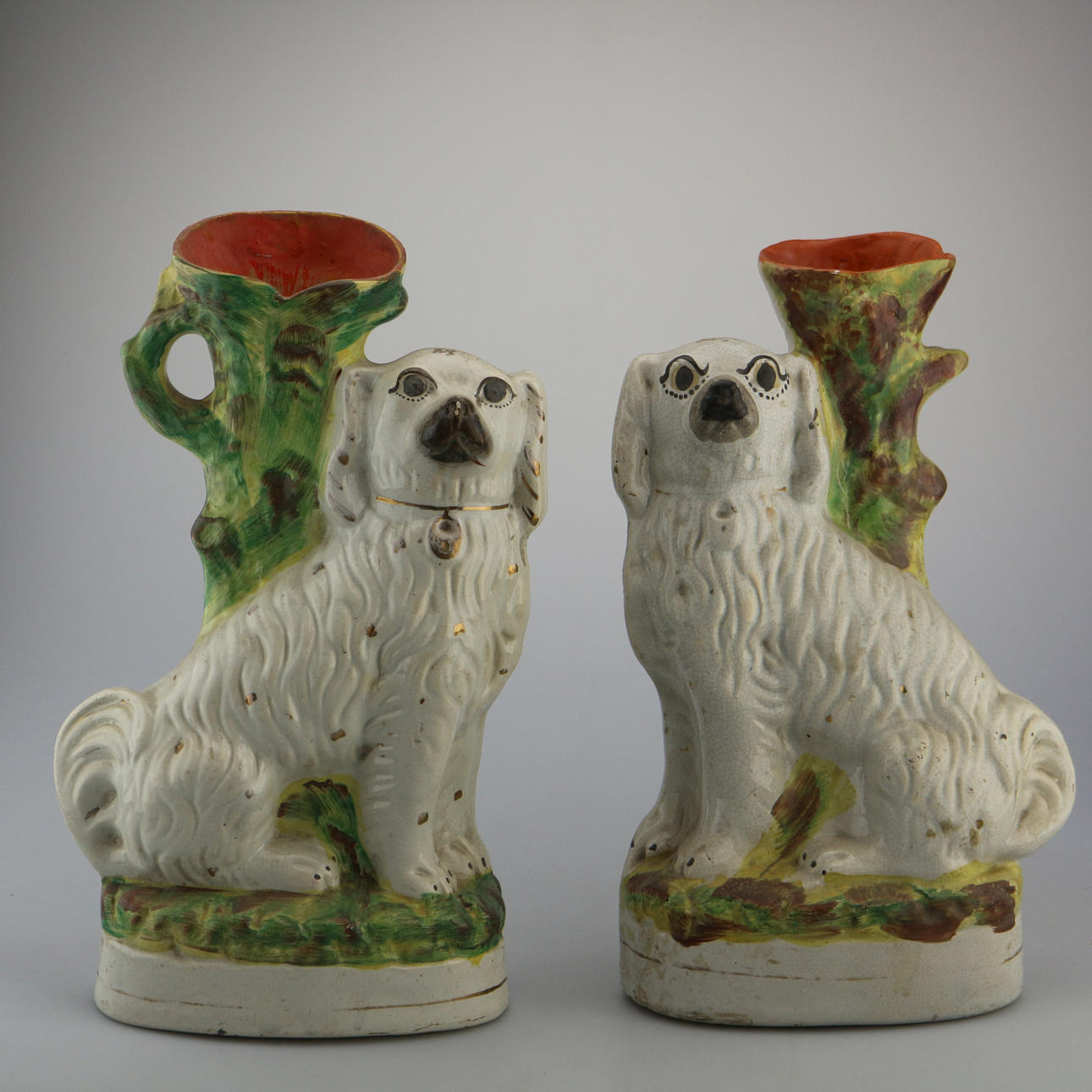 TVÅ PORSLIN HUNDAR.