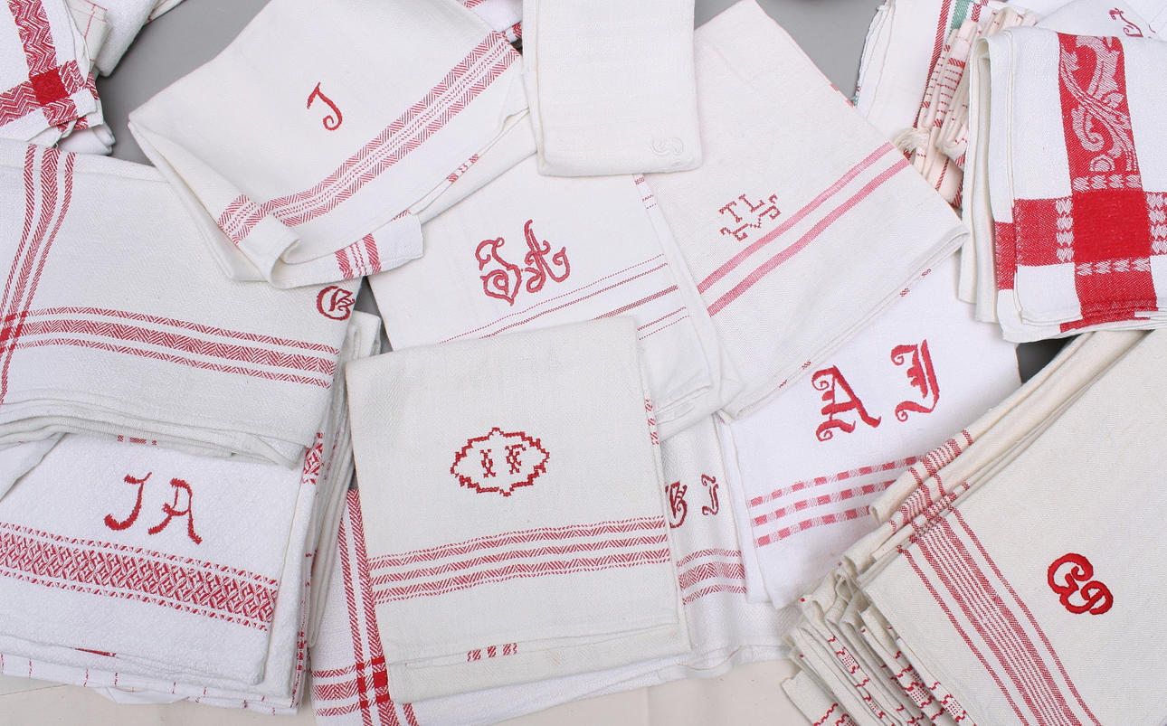 HANDDUKAR, 55 st, röd dekor + DUK + FÖRHÄNGE, broderat.