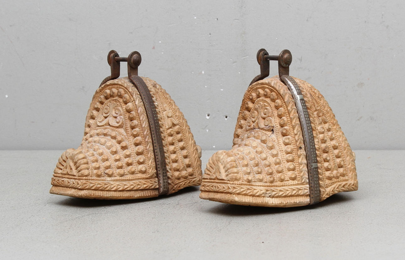 STIGBYGLAR, 2 st, trä samt metall, troligen Sydamerika, 1800-tal.