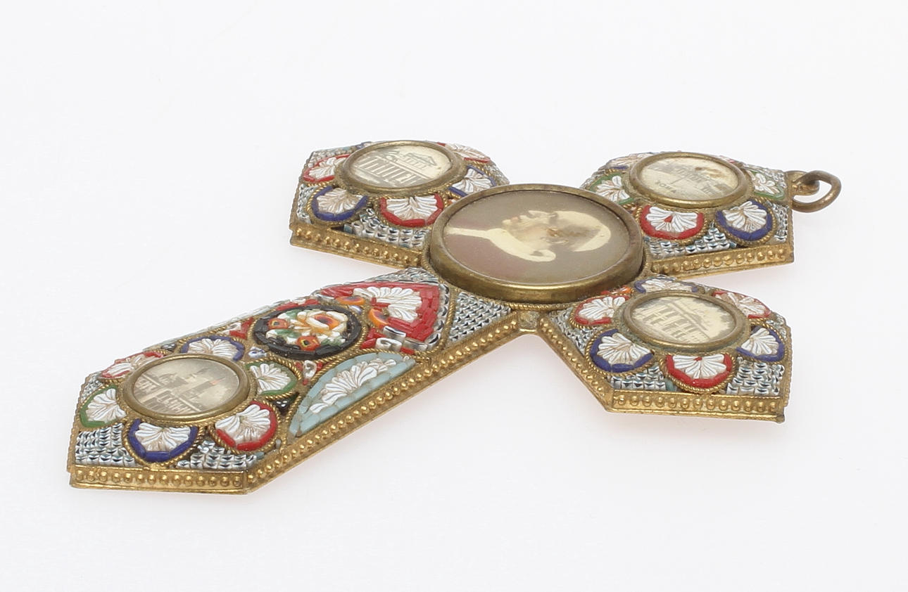 KORS, metall och mikromosaik, med bild av bland annat påve Pius XII 1939-1958.