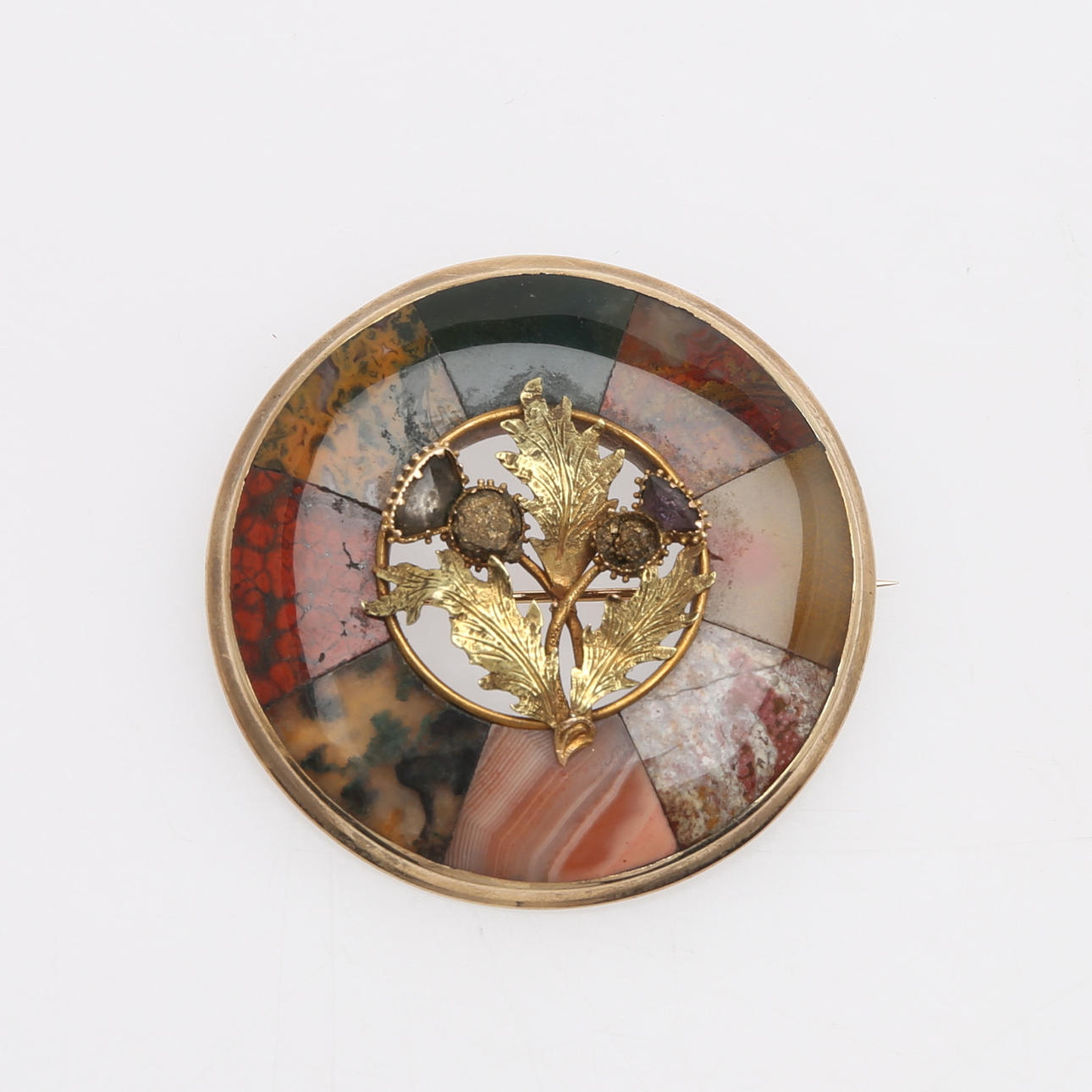 BROSCHE, 14K Gold, wohl Schottland, mit Amethysten.