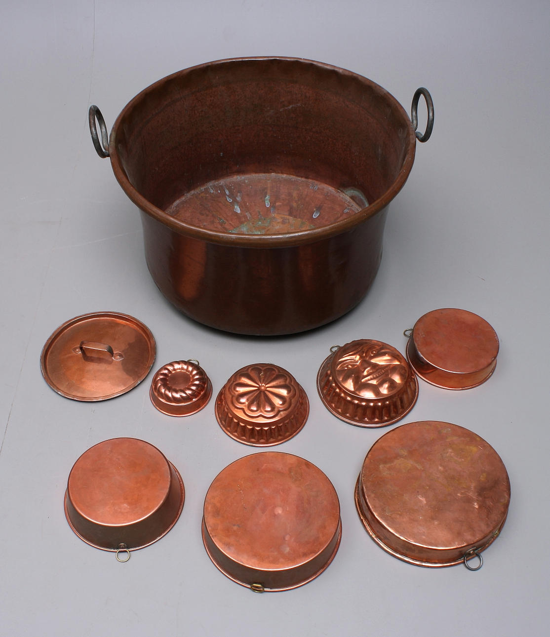 KOPPARFÖREMÅL, 8 st + KOPPARBALJA.