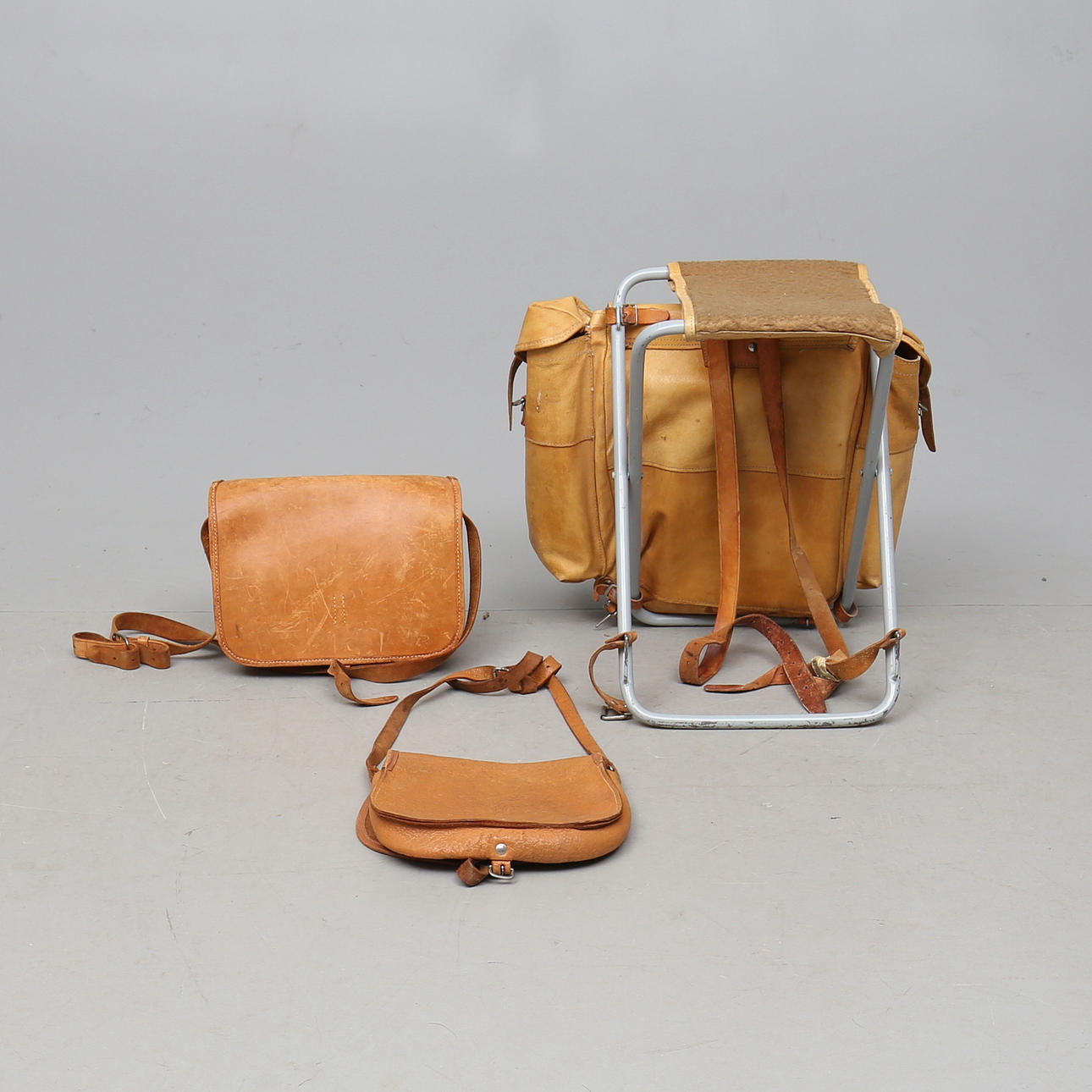 JAKTVÄSKOR, 3 st, skinn, 1900-tal.