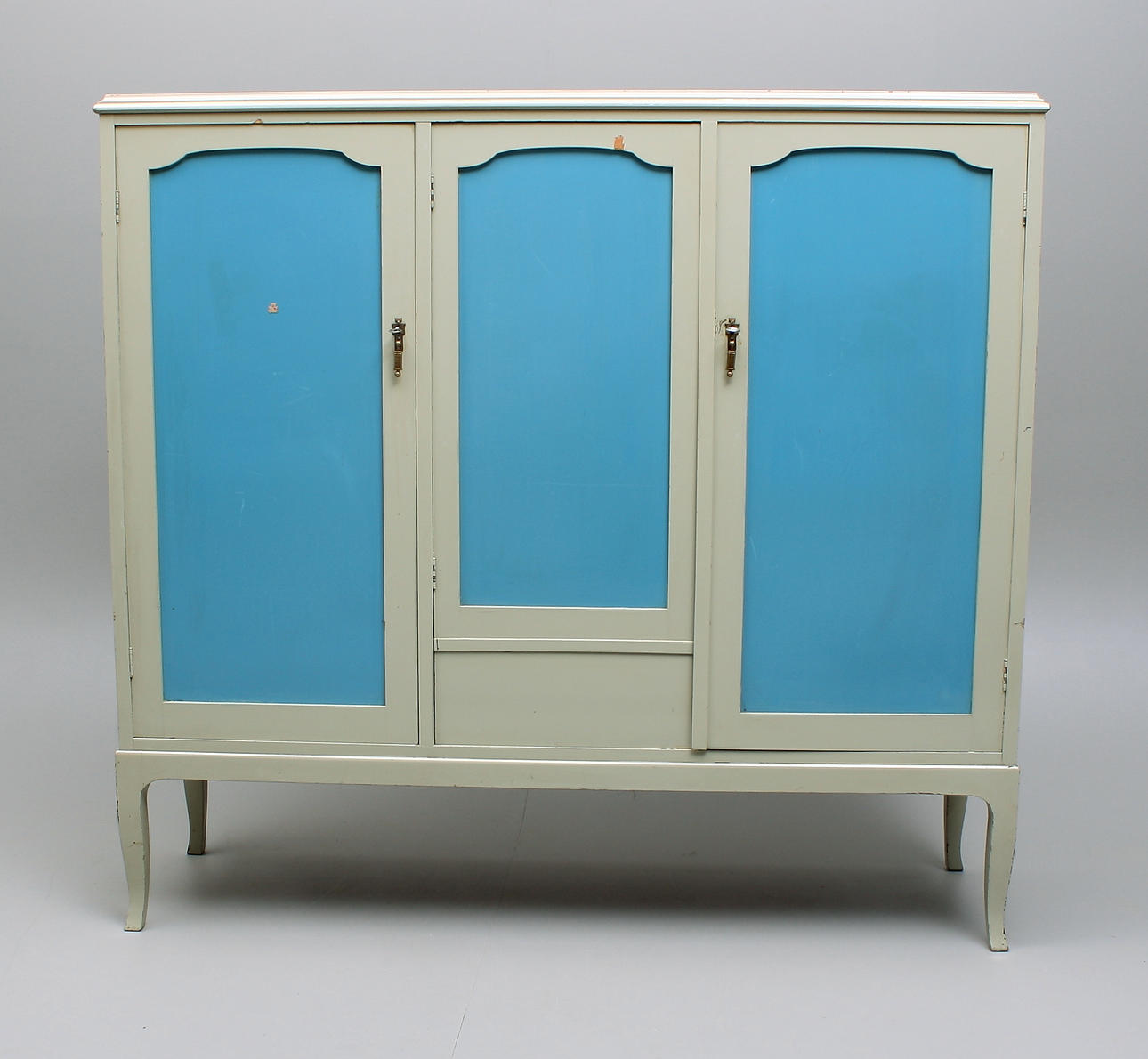 SKÅP, trä, 1920-/30-tal, 3-dörrar, grå-/blåmålat.