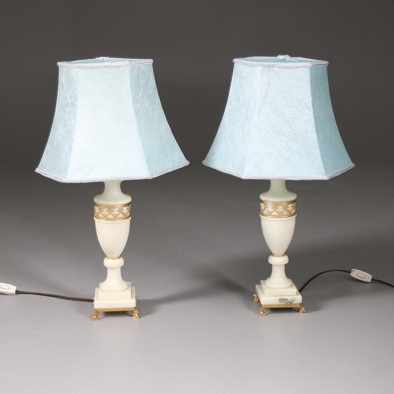 BORDSLAMPOR, ett par, alabaster, Italien, 1900-talets sista kvartal.