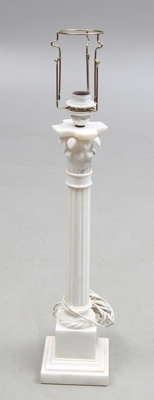 BORDSLAMPA, kolonnformad fot, alabaster, 1900/2000-tal.