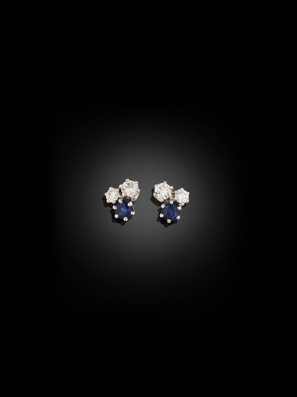 ÖRHÄNGEN, 18 kt vitguld med 2 safirer och 4 små briljanter ca 0.30 ct.