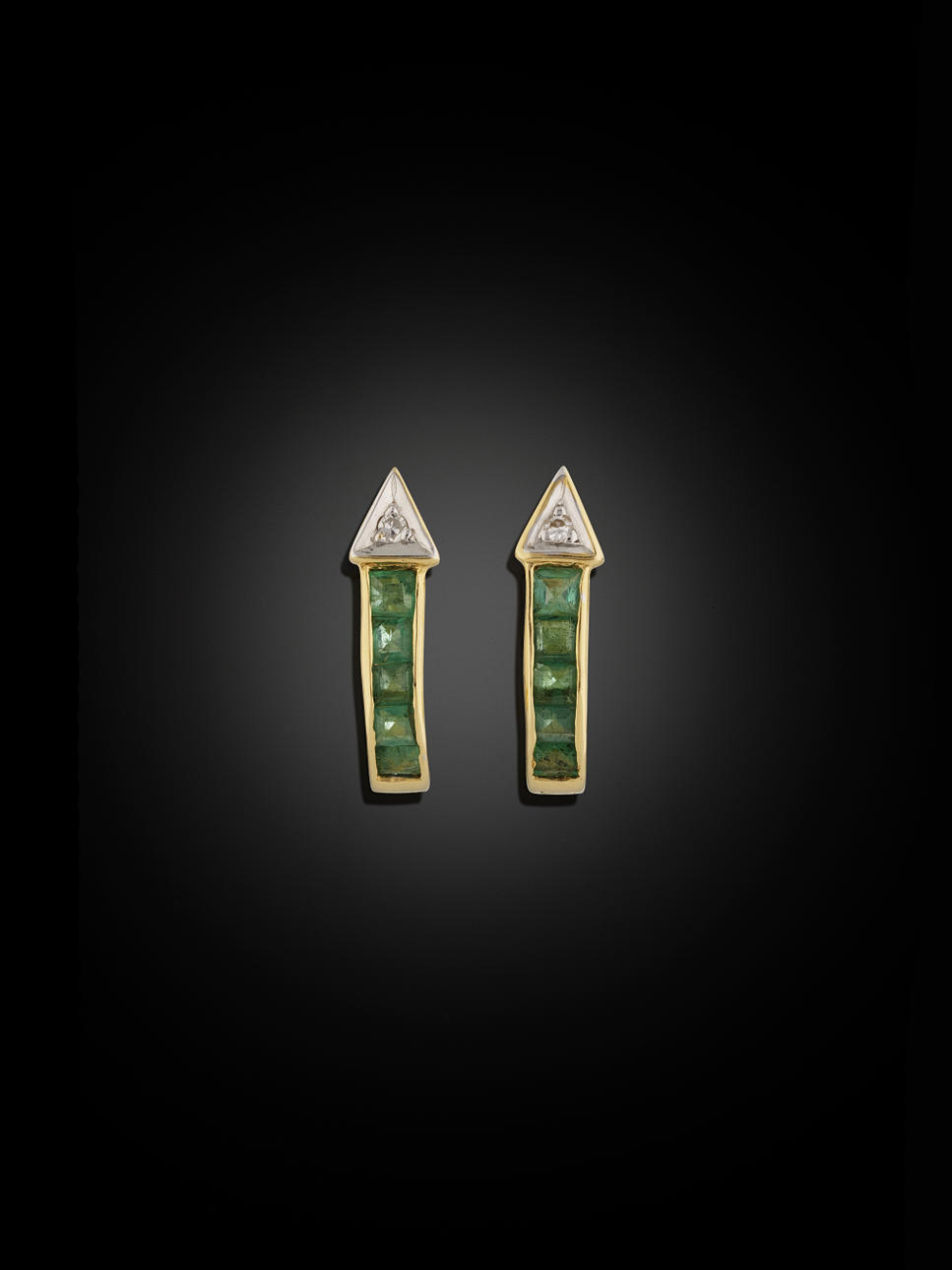 ÖRHÄNGEN, 18 kt guld med 10 carréslipade smaragder (D1) och 2 diamanter 8/8.