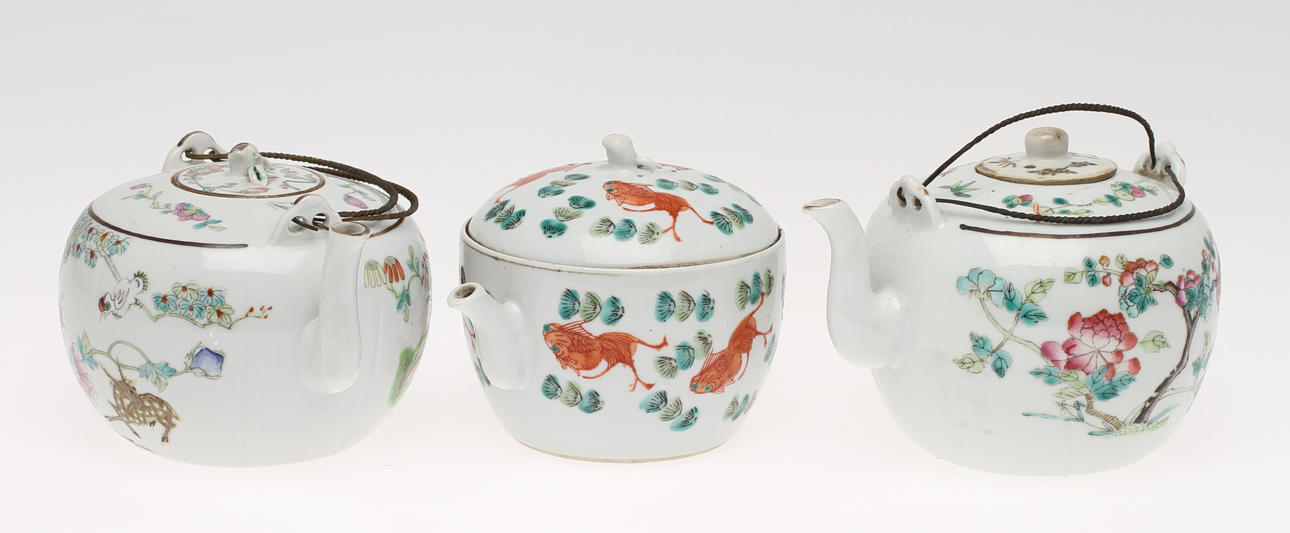 TEKANNOR, 3 st, porslin, Kina, 1800-tal.