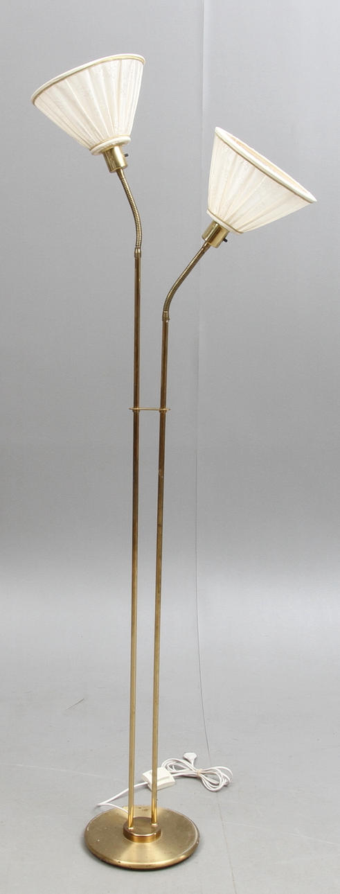 GOLVLAMPA, gulmetall, etikettmärkt Aneta, 1900-tal.