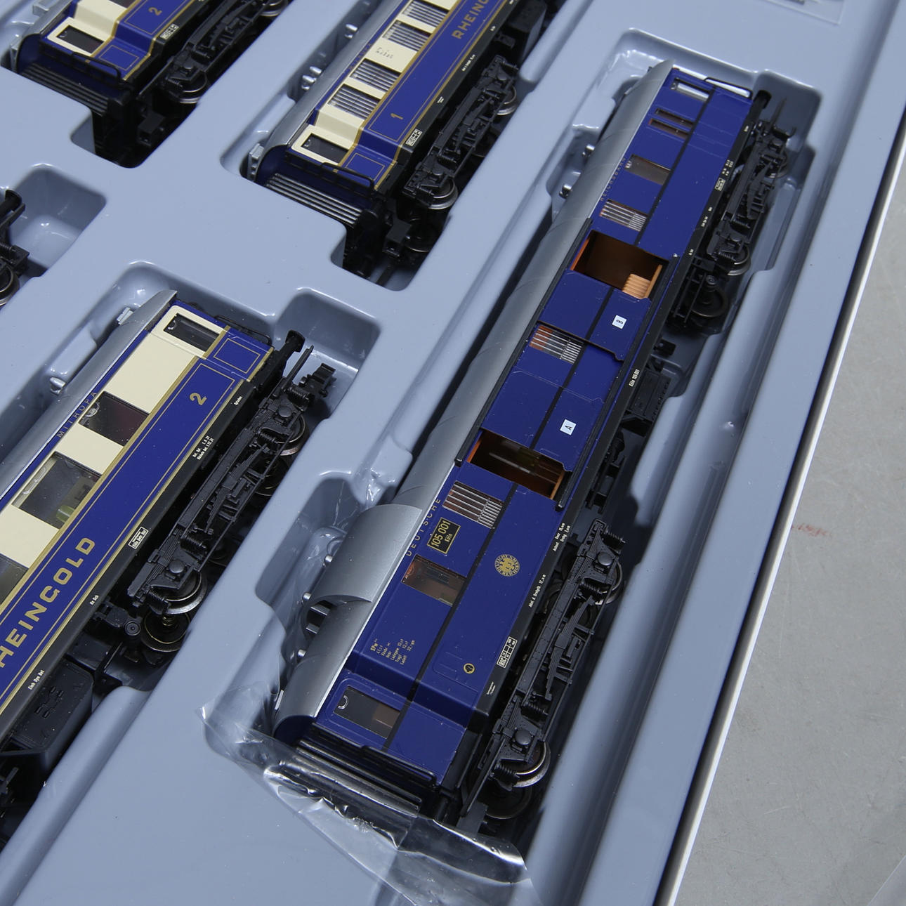 TRIX 21214 carriage set with 5 metal carriages with interior and