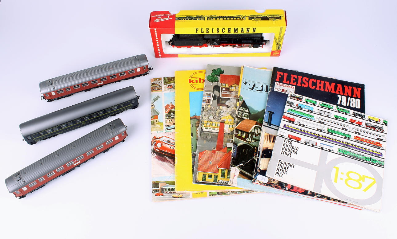 MODELLTÅG Fleischman, 4 st, lok och vagnar + KATALOGER 6 st.