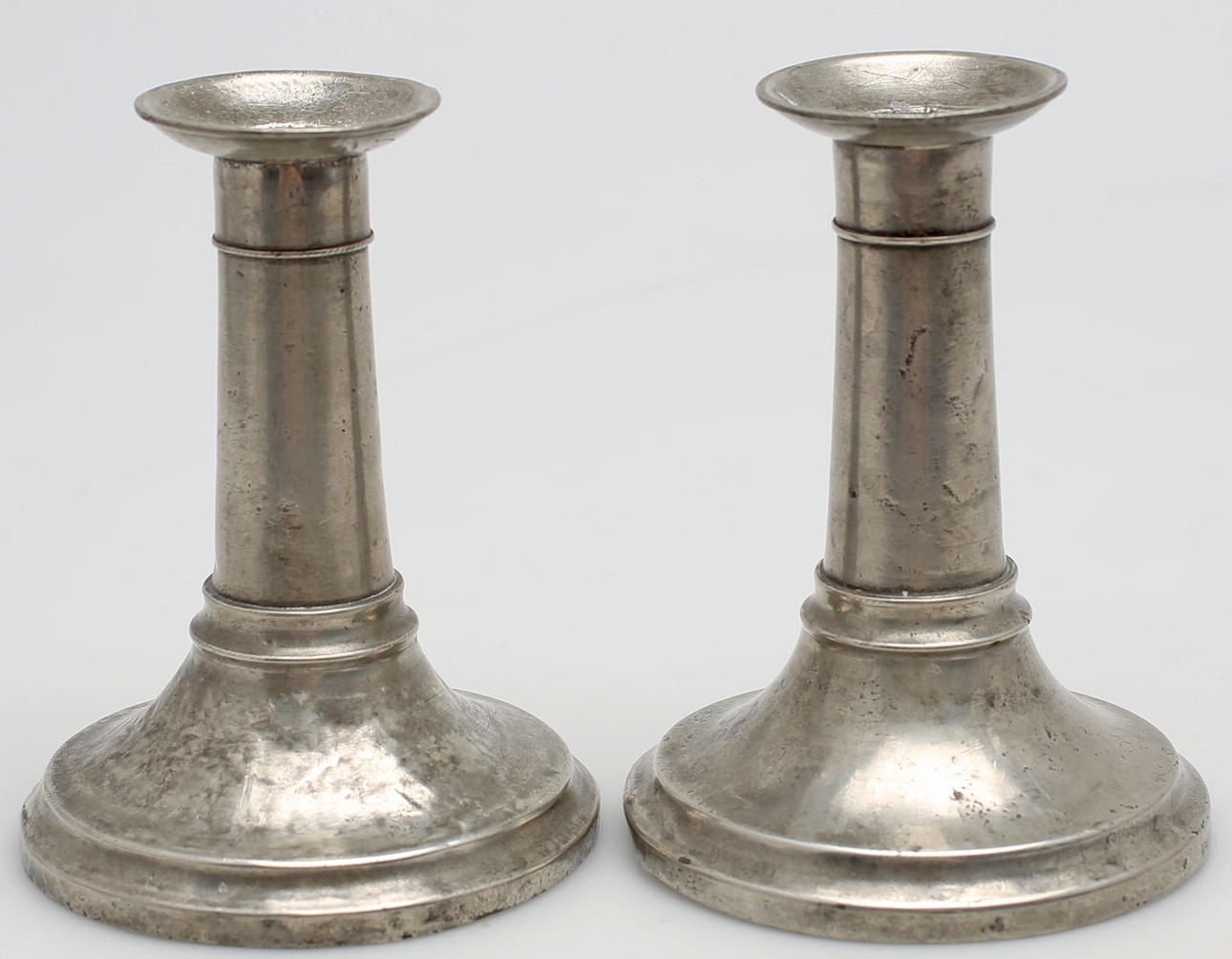 LJUSSTAKAR, ett par, tenn, 1800/1900-tal.