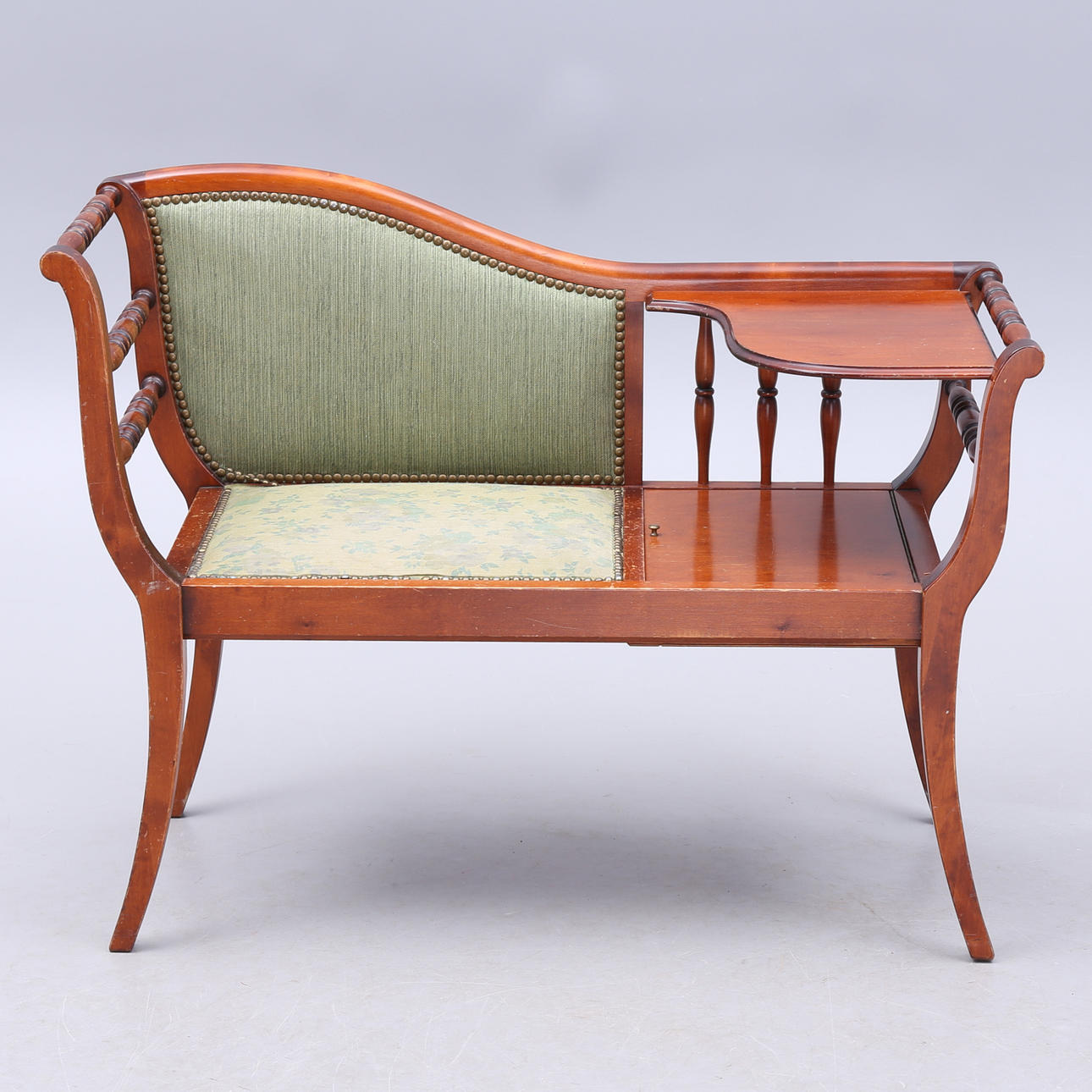 HAL MØBLER, engelsk stil, anden halvdel af det 20. århundrede.