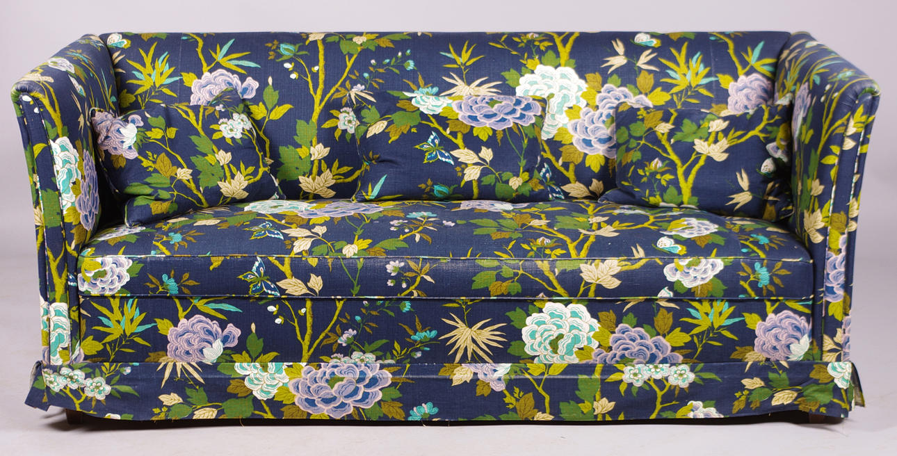 SOFFA, blå klädsel med blommor.