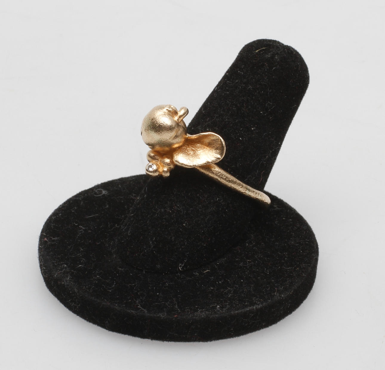 OLE LYNGGAARD. ring, "Love", 14k guld med mindre diamant, vikt ca 8 gram.