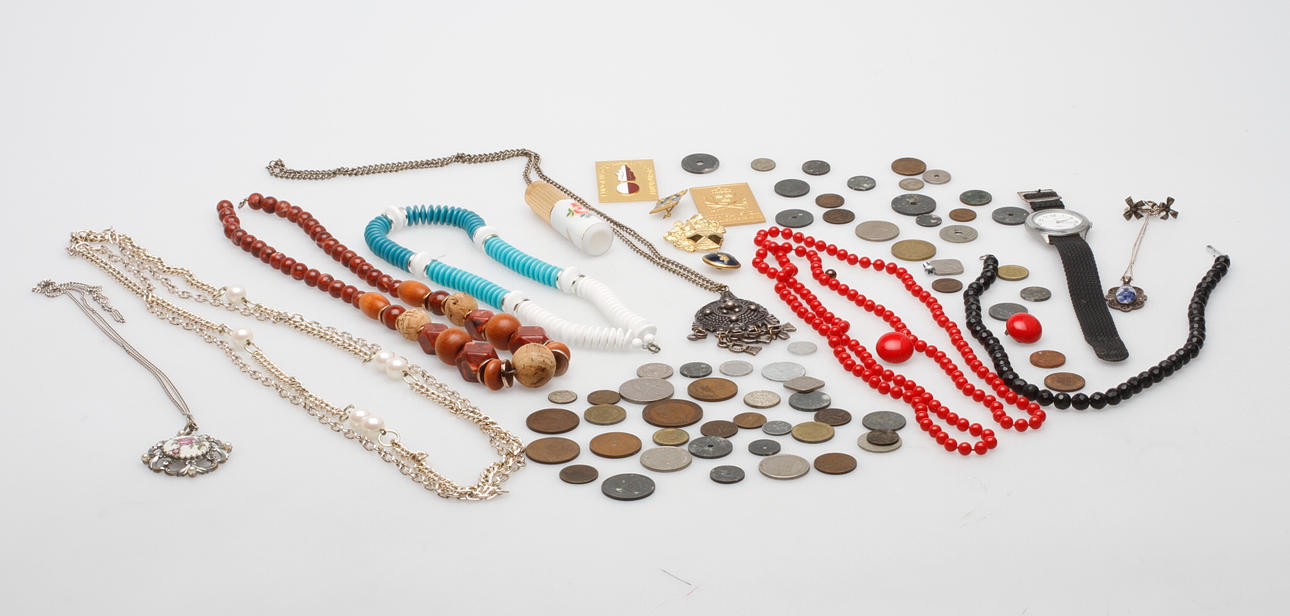 BIJOUTERIER samt MYNT, 1900-tal.