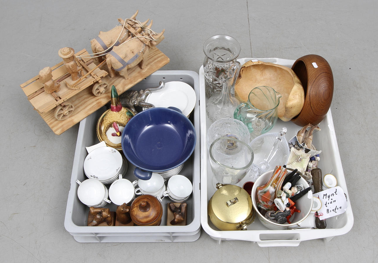 DIVERSE FÖREMÅL, 2 lådor, Porslin och glas med mera.