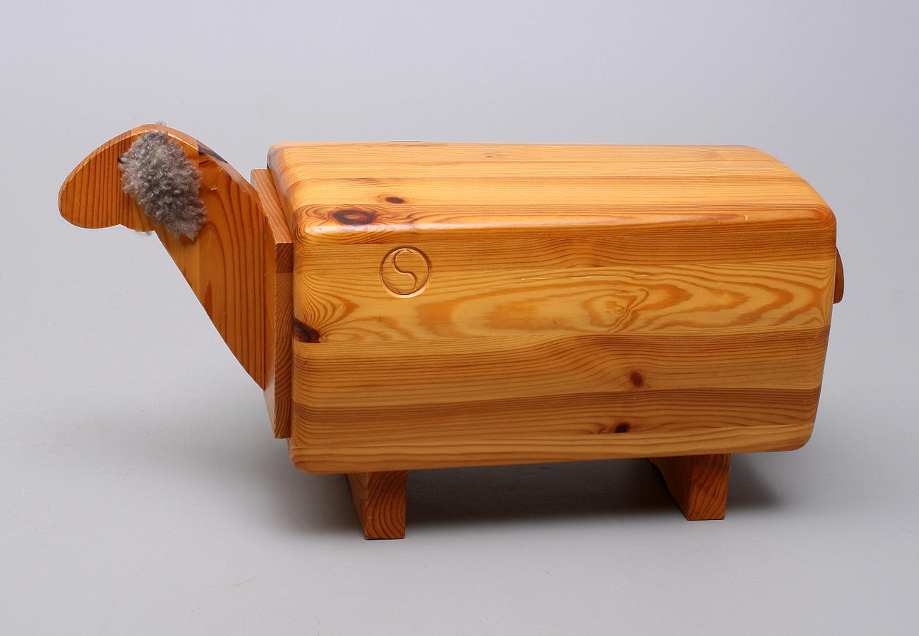BARNSTOL med låda, lackad furu, design Henrik Allert, tillverkad av Seipel, Fårmodell.