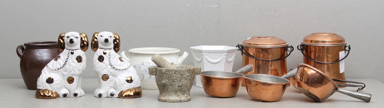 PARTI, koppar och porslinshundar.