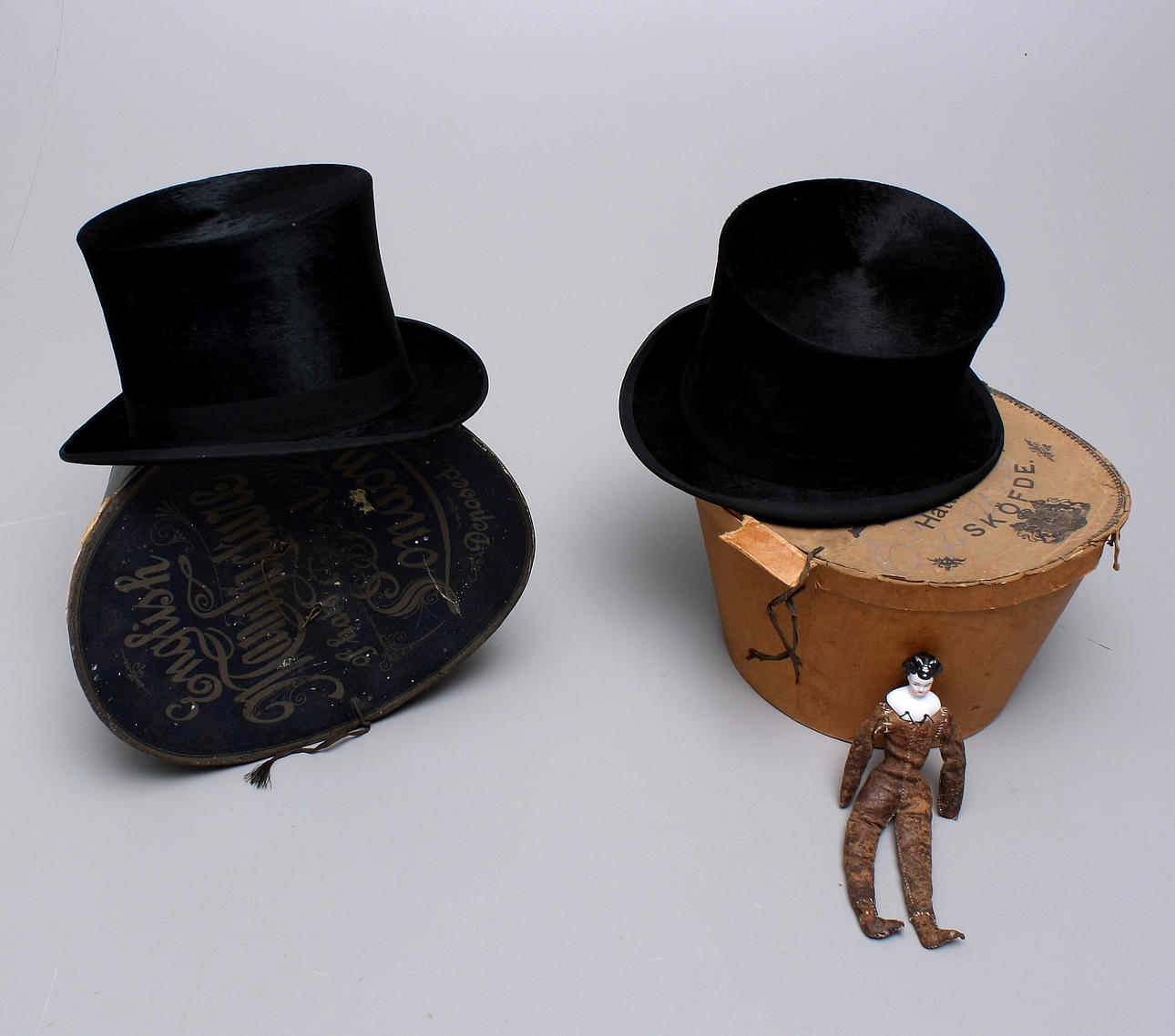 HÖG HATT, 2 st, pälsklädda med hattaskar + DOCKA äldre.