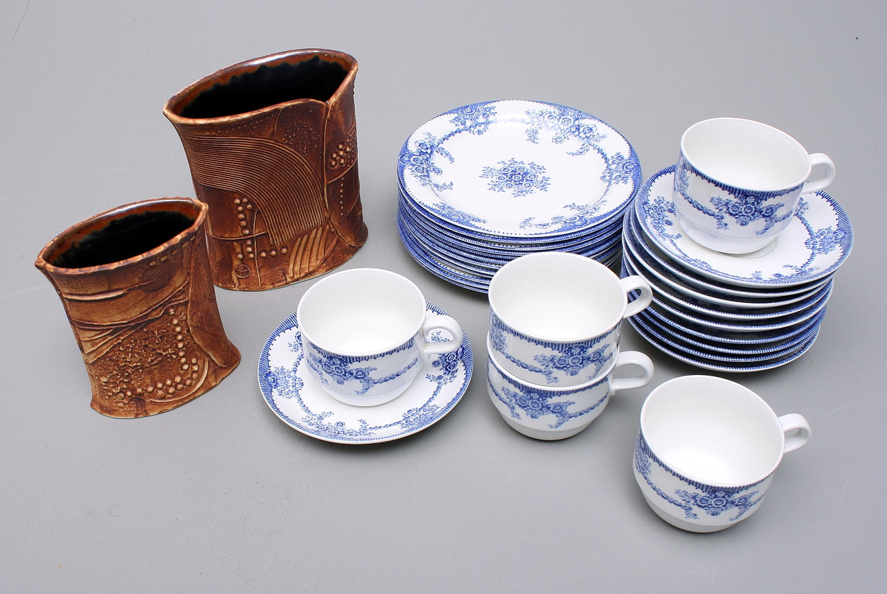 KAFFESERVIS, 27 delar, flintgods, Ulrika - Rörstrand + VASER, 2 st, stengods, Rörstrand - B.Vallien.