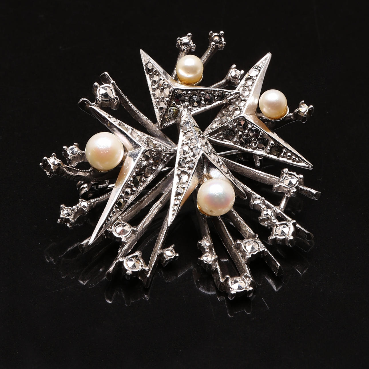 BROSCH, Silver, markasiter, pärlor.