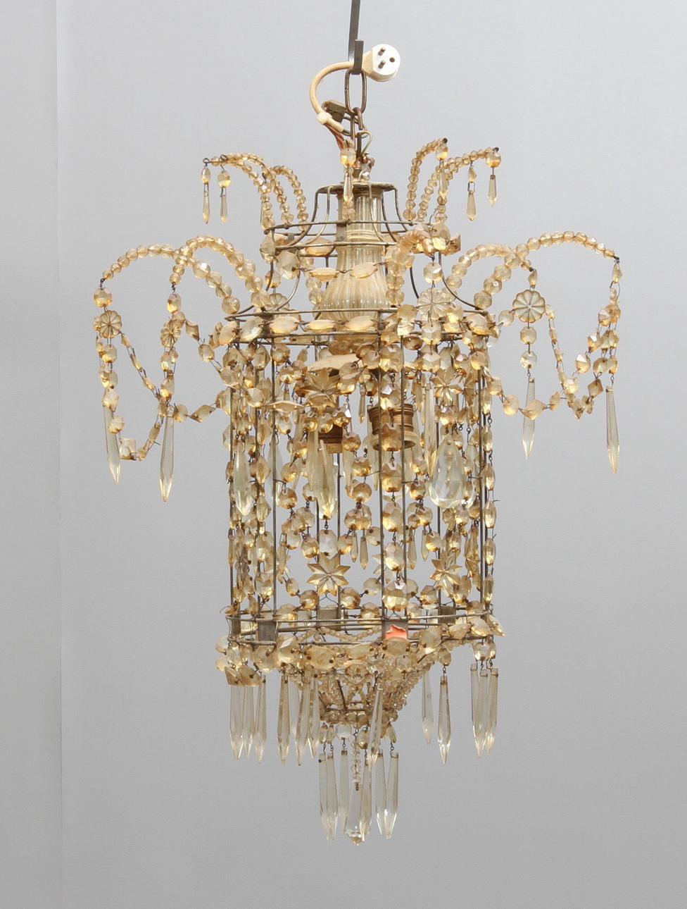 HALLAMPA, behängd med prismor, 1900-tal.