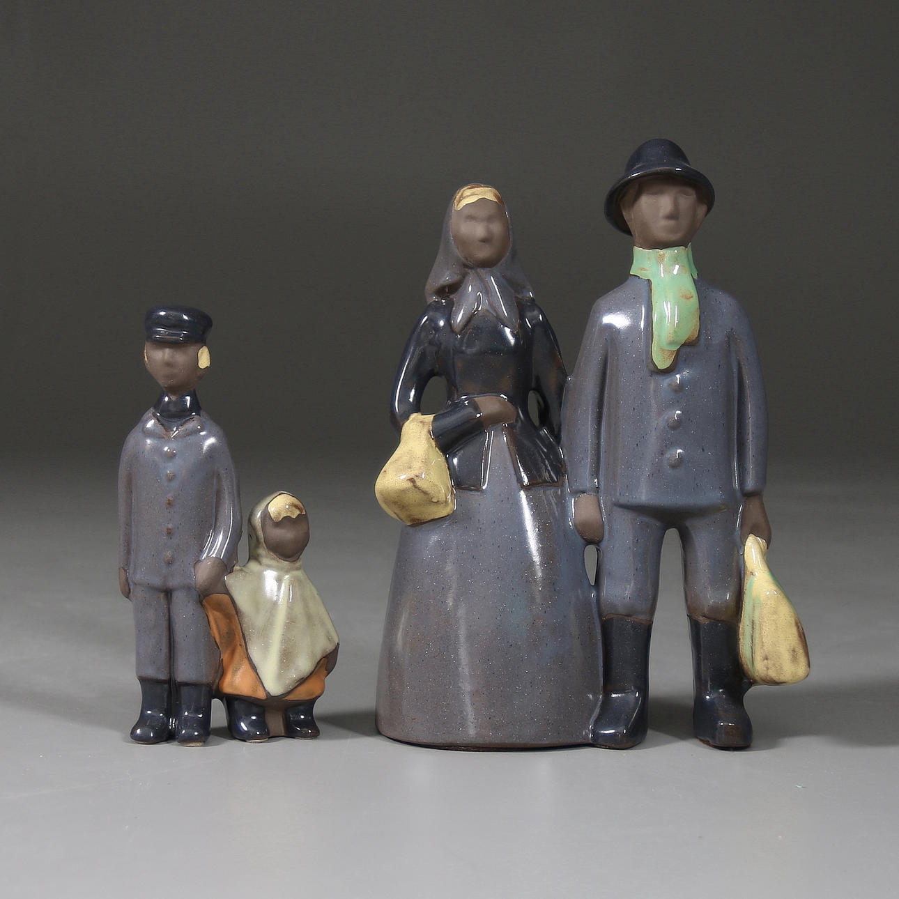 FIGURINER, 2 par, "Amerikafararna", Elsi Bourelius, JIE Keramik.