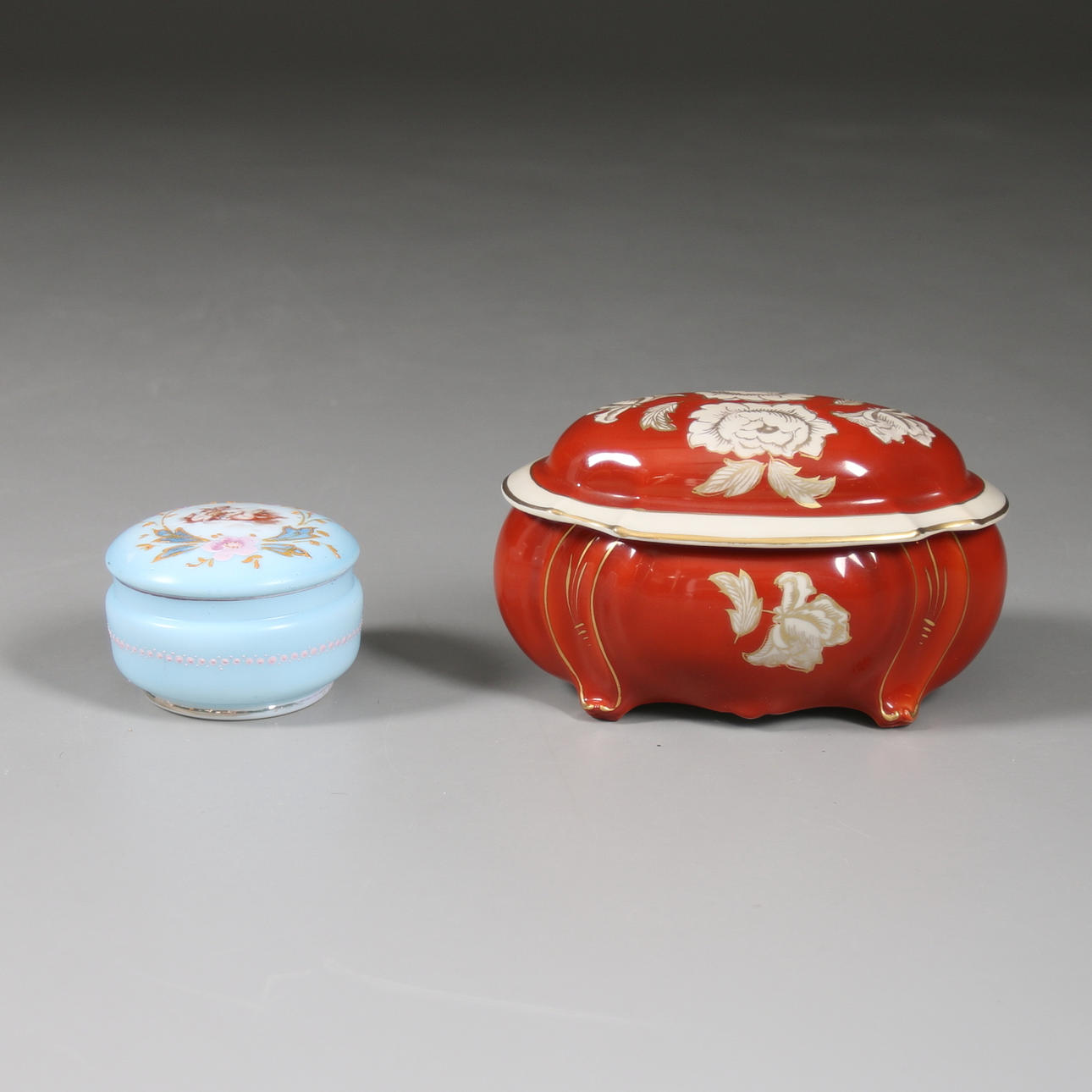 NIPPERASKAR, 2 st. porslin och glas. 1900-tal.