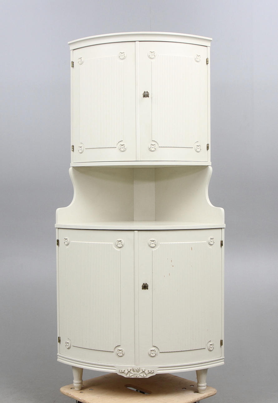 HÖRNSKÅP,gustaviansk stil. 1900-talets mitt.